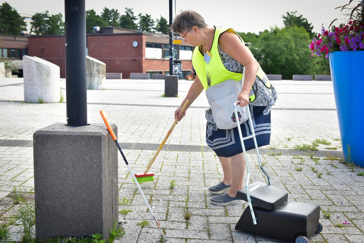 Puistokummi Tuula haravoi maata Vuosaaressa.